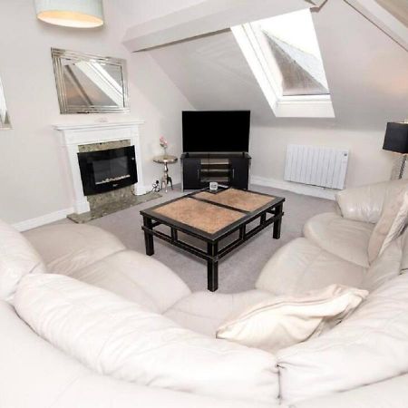 Sandmartin - Top Floor 3-Bed Apartment Sea Views & Parking Scarborough Exterior foto