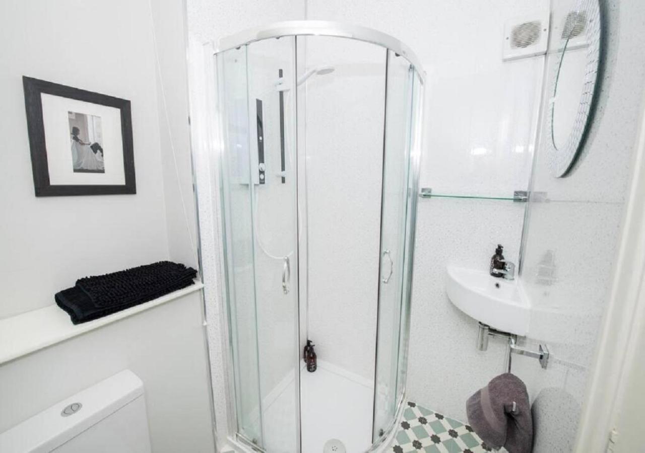 Sandmartin - Top Floor 3-Bed Apartment Sea Views & Parking Scarborough Exterior foto