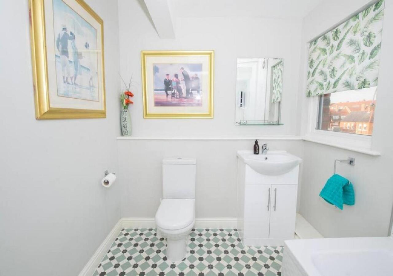 Sandmartin - Top Floor 3-Bed Apartment Sea Views & Parking Scarborough Exterior foto