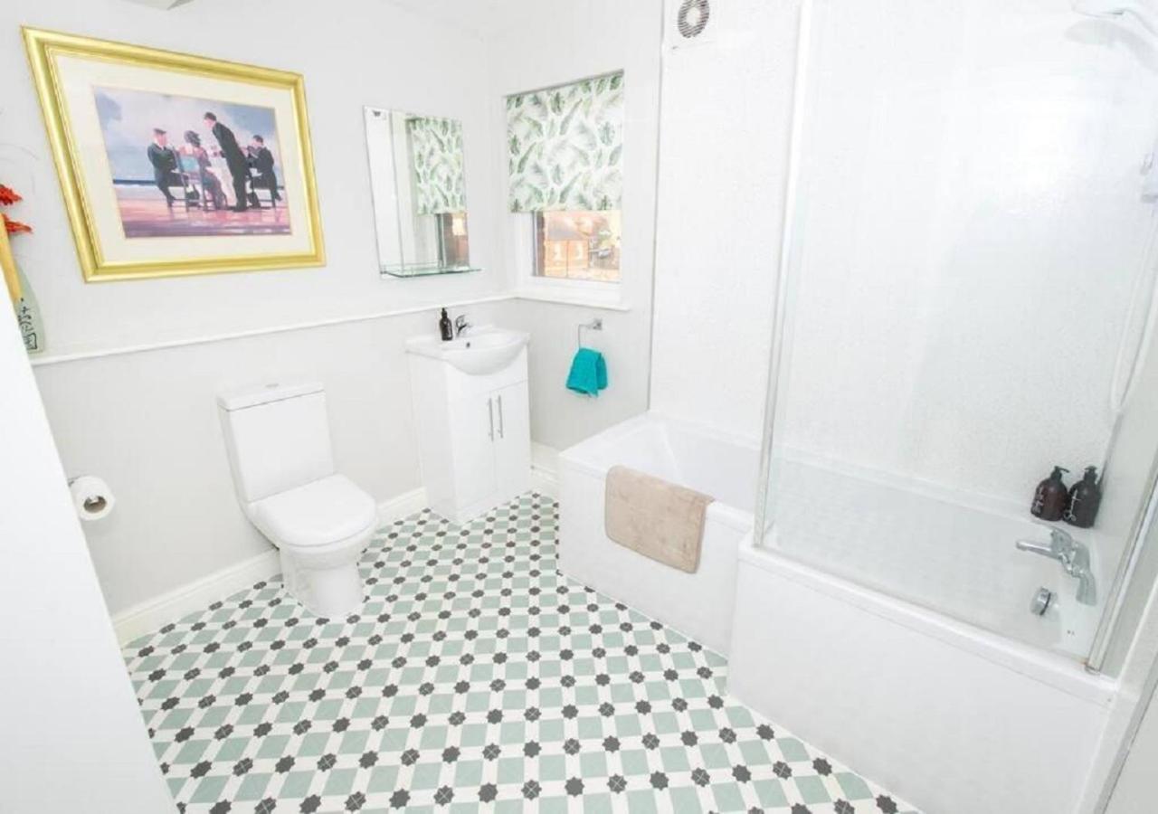 Sandmartin - Top Floor 3-Bed Apartment Sea Views & Parking Scarborough Exterior foto