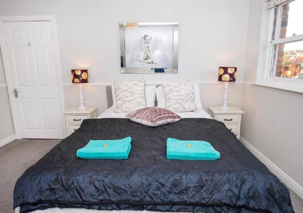 Sandmartin - Top Floor 3-Bed Apartment Sea Views & Parking Scarborough Exterior foto