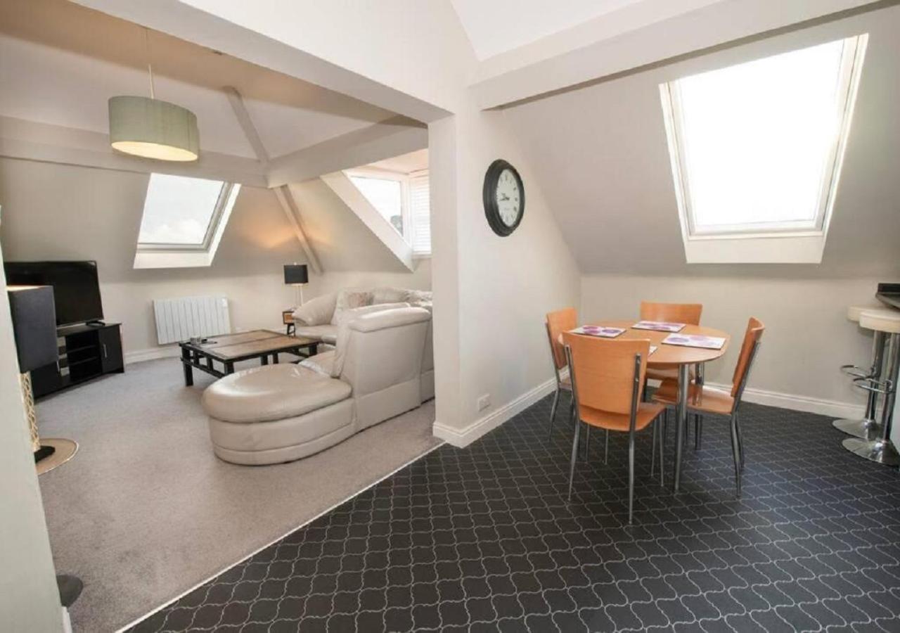 Sandmartin - Top Floor 3-Bed Apartment Sea Views & Parking Scarborough Exterior foto